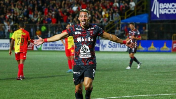 El equipo Liga Deportiva Alajuelense de Costa Rica decidió rescindirle el contrato al delantero hondureño Ángel Tejeda.