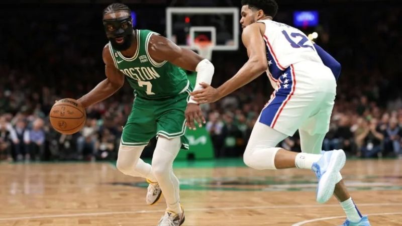 Jaylen Brown trata de zafarse de Tobias Harris durante el segundo partido de la eliminatoria de la NBA entre los Celtics y los Philadelphia 76ers.