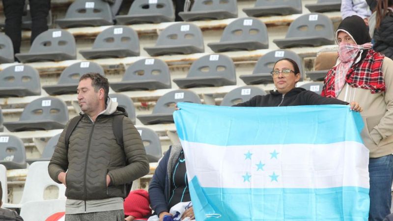 La bandera de Honduras lució en el estadio Único de La Plata, escenario del partido contra los franceses.