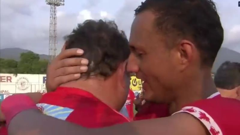 El héroe de los tocoeños Diego Reyes se abraza y llora con el presidente de la Real Sociedad Ricardo Elencoff.
