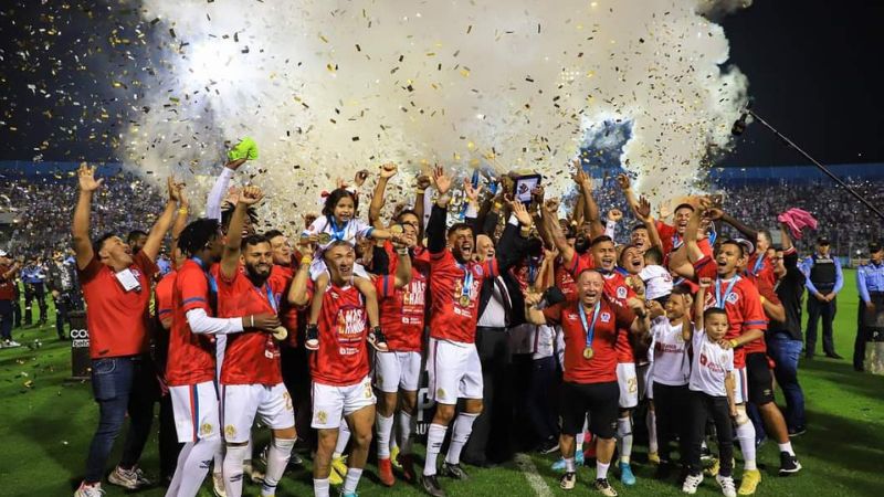 Los olimpistas celebran la Copa 36 que con justicia le ganaron a Potros de Olancho FC.