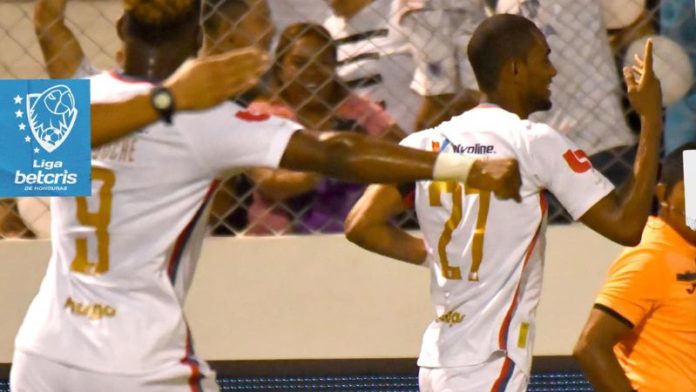 El delantero Jerry Bengtson anotó el gol que tiene a Olimpia en la gran final del torneo de Clausura.