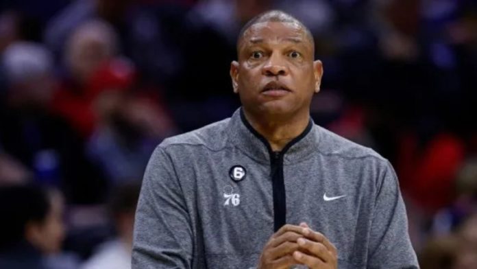 Los Philadelphia 76ers decidieron separar al entrenador Doc Rivers.