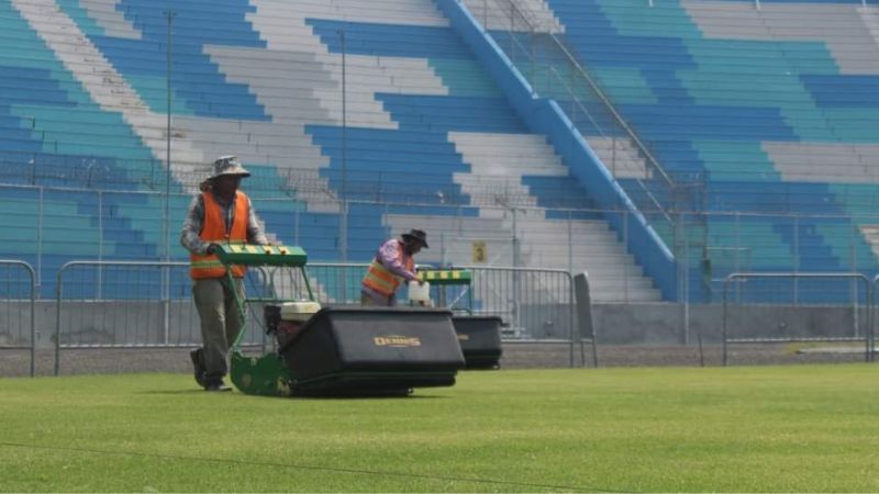 El estadio Nacional "Chelato Uclés" se somete a un mantenimiento riguroso para garantizar el desarrollo de la grama híbrida.