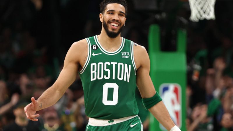 El basquetbolista Jayson Tatum tiene soñando a los aficionados de Boston Celtics con el título de la NBA.