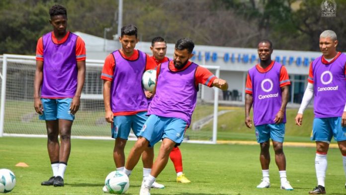 El mediocampista del Olimpia, Jorge Álvarez, considera complicado jugar a las 3:45 de la tarde en el estadio Yankel Rosenthal.