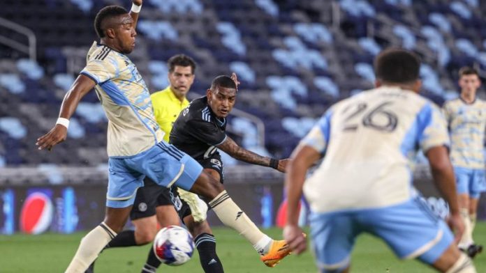 El mediocampista hondureño, Joseph Rosales, remata a marco del Philadelphia Union en partido correspondiente al torneo de Copa de la MLS.