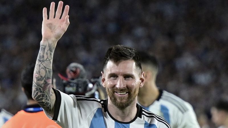El capitán de la selección Argentina campeona del mundo, Lionel Messi, tiene ofertas del fútbol de Arabia Saudita.