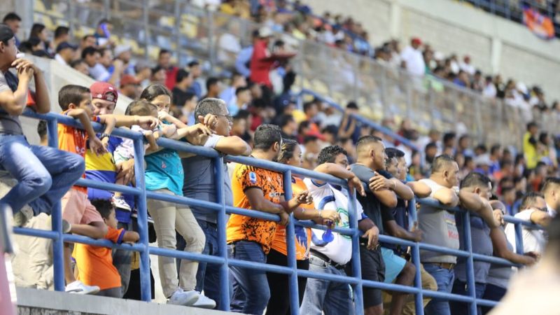 El estadio Emilio Williams de Choluteca reunió a una buena cantidad de aficionados.