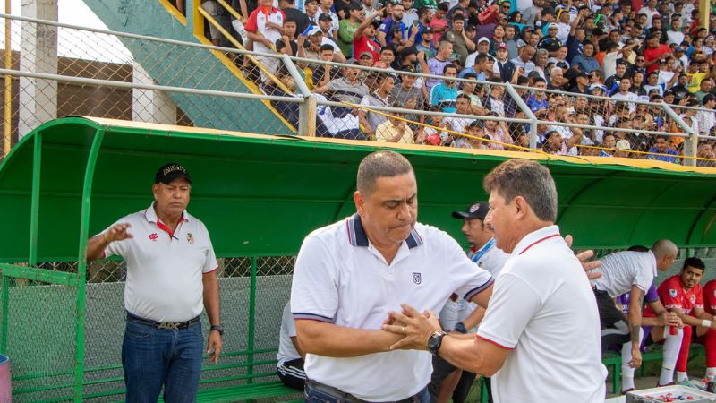 El técnico de la Real Sociedad, Mauro Reyes, consuela a su colega John Jairo López.