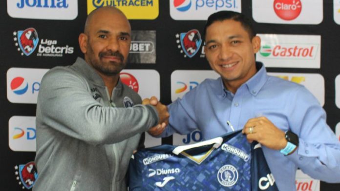 El técnico Ninrod Medina y el director deportivo, Emilio Izaguirre del Motagua, ya trabajan para el próximo campeonato.