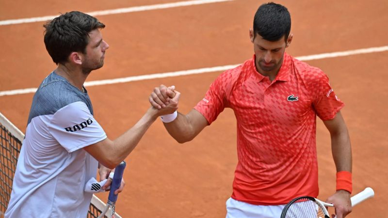 Cameron Norrie (izq) y Novak Djokovic se dan la mano al término del partido de la cuarta ronda del Masters 1000 de Roma.