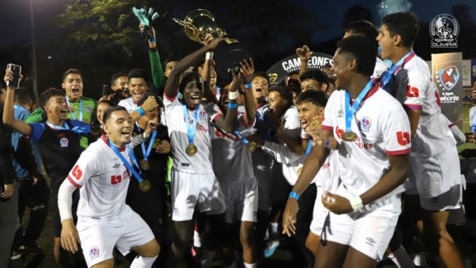 Los jugadores del Olimpia levantan la Copa que los acredita como campeones del Torneo de Reservas.