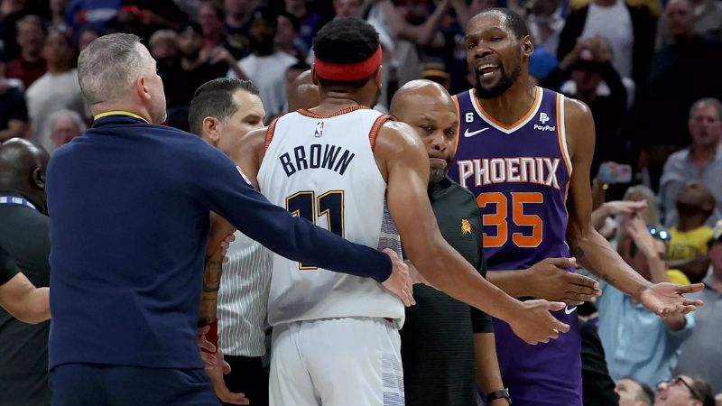 El entrenador de los Nuggets, Michael Malone, separa a su jugador Bruce Brown de Kevin Durant, de los Phoenix Suns.
