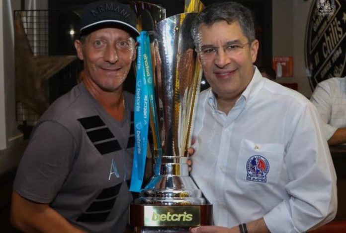 El técnico Pedro Troglio y el presidente del Olimpia, Rafael Villeda Ferrari, posan con la Copa 36 de la Liga Nacional.