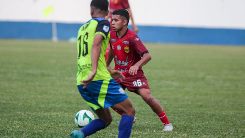 El mediocampista Sub-17 del Real España, Roberto Osorto, enfrenta al olanchano Cristian Cálix.