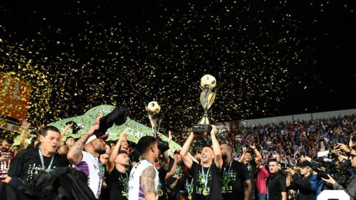 Los saprissistas celebran el título que le ganaron a la Liga Deportiva Alajuelense.