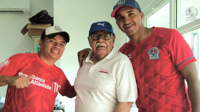 "Tomasito" Tejeda se reencontró con el ex guardameta del Olimpi y hoy entrenador de porteros Donis Escober.