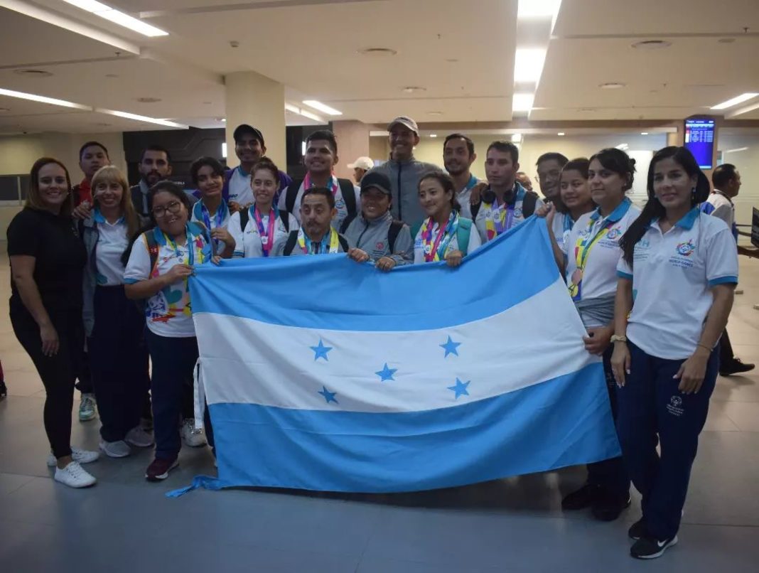 Con Varias Medallas Ganadas En Las Olimpiadas Especiales Regresan ...