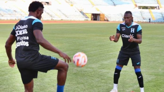 Alberth Elis "estalló" en la conferencia de prensa y dijo que por indisciplina grave varios jugadores no están en la Selección Nacional.