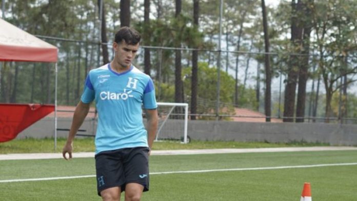 El defensa central André Orellana sufrió una lesión que lo aparta de la Selección Nacional que participará en la Copa Oro.