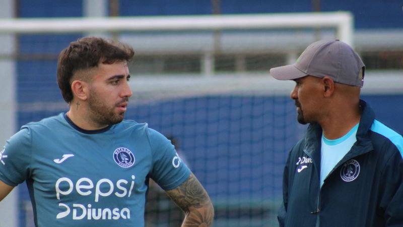 Augustín Auzmendi tuvo su primer acercamiento con el técnico del Motagua, Ninrod Medina.