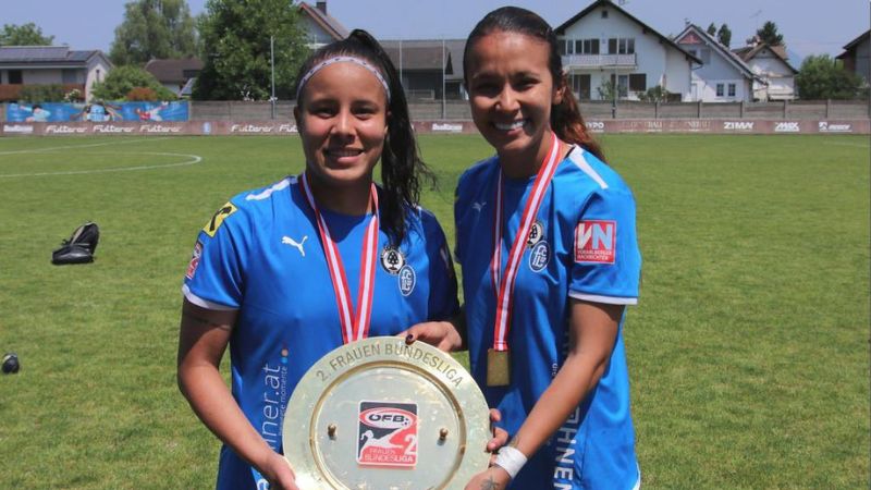 La capitana de Honduras Bárbara Murillo, derecha, logró el título con su equipo, el FC Lustenau Dornbirn Ladies, de la Bundesliga B en Austria.