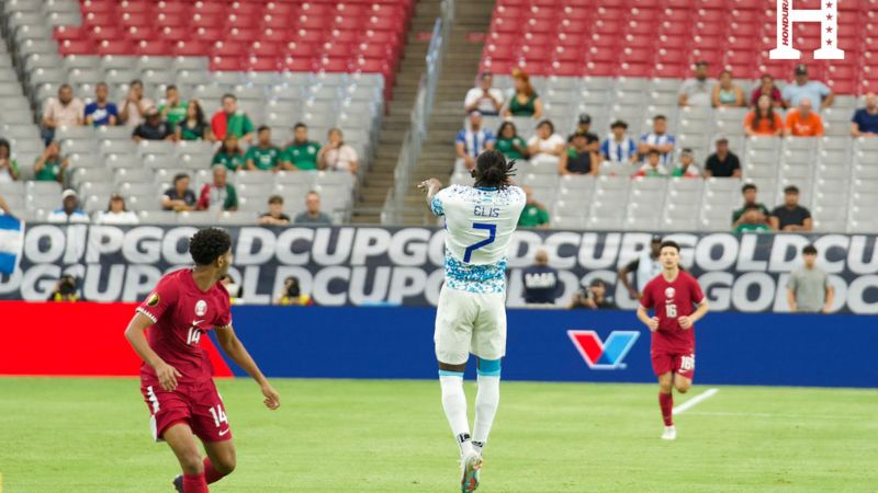 Alberth Elis salta por el balón en uno de los avances del equipo hondureño.