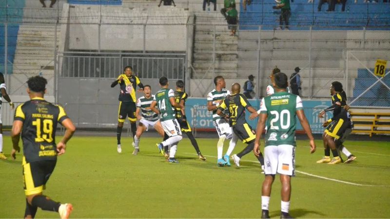 En 120 minutos el partido entre Génesis Comayagua y Juticalpa estuvo empatado 2-2.