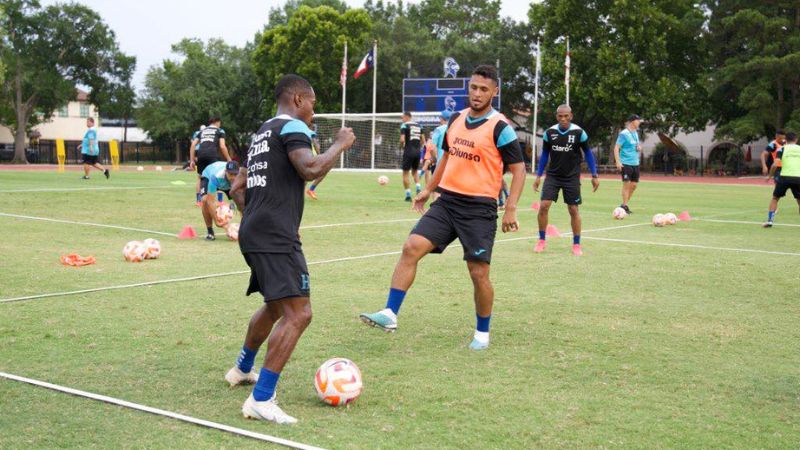 En cada entrenamiento los seleccionados trabajan al máximo por un puesto en el equipo que enfrentará a los mexicanos.