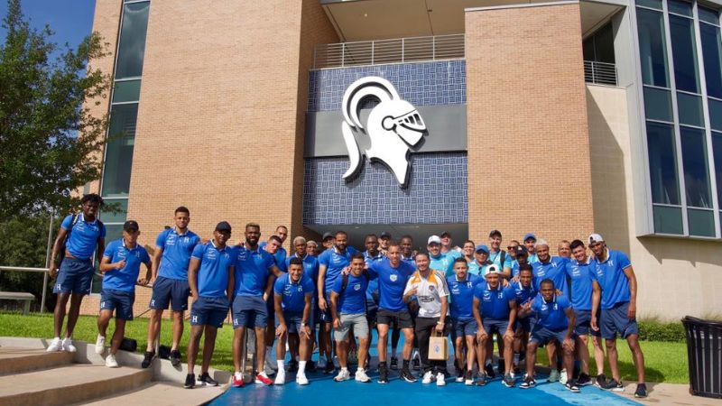 Con frases de agradecimiento los seleccionados nacionales se despidieron del personal de la Episcopal High School que los atendió en su estadía en Houston.