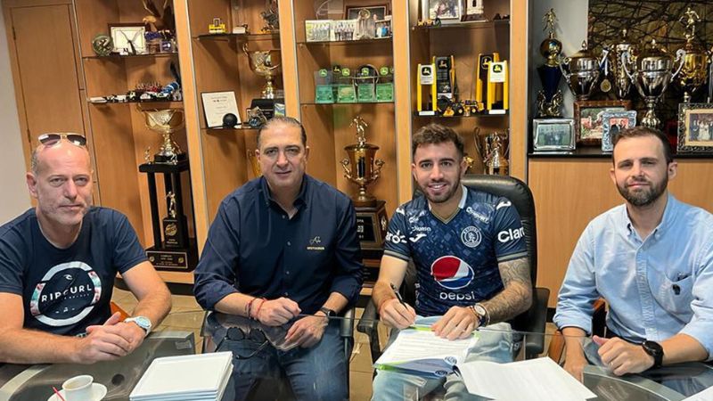 Con la presencia del presidente Pedro Atala, el argentino Agustín Auzmendi firmó el contrato que lo liga al cuadro motagüense.