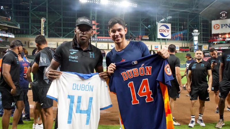 El beisbolista de los Astros, Mauricio Dubón, intercambia camisa con el delantero de la Selección Nacional, Alberth Elis.