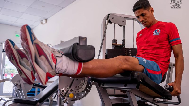 El defensa central Juan Pablo Montes realiza trabajos de gimnasio.