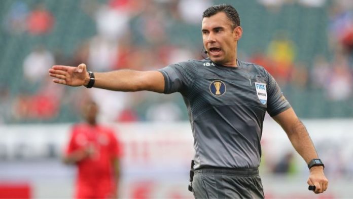 El árbitro guatemalteco Mario Escobar será el árbitro del partido del domingo por la Copa Oro entre Honduras y México.