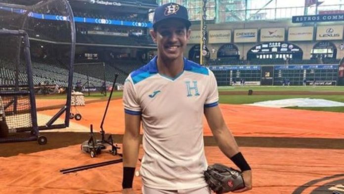 El peloetro Mauricio Dubón luce con orgullo la camisa de la Selección Nacional de Fútbol con la H en el pecho.