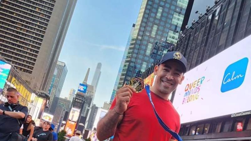 Miguel Ferrera se pasea orgulloso con su medalla pór las calles de Nueva York.