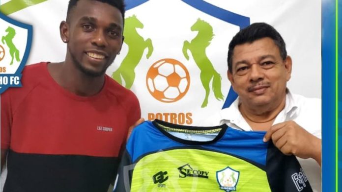 El presidente de Potros de Olancho FC, Samuel García, le da la bienvenida a Carlos "Muma" Fernández.