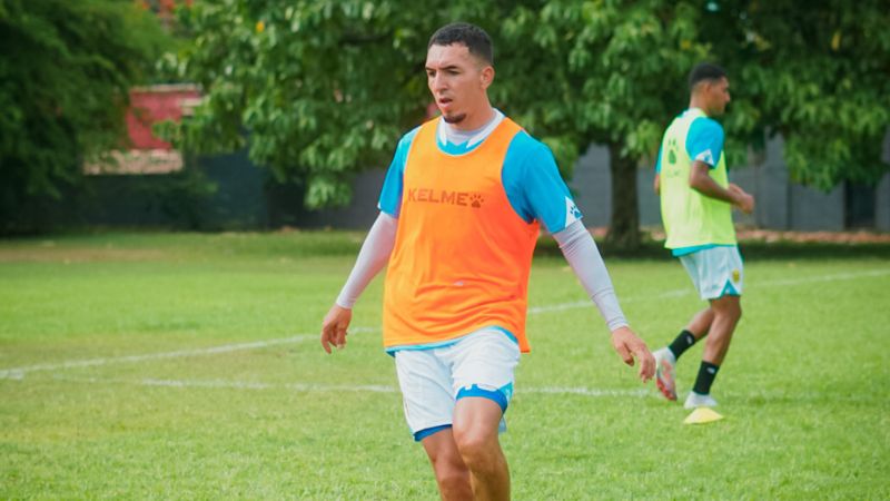 El mexicano Óscar Rai Villa ya realizó el primer entrenamiento con la camisa del Real España.