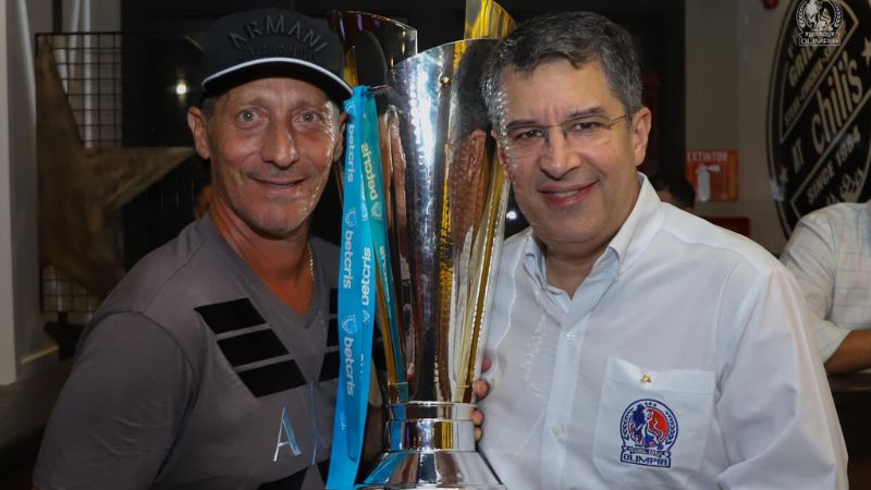 Pedro Troglio ha jugado seis finales con el Olimpia y todas las ha ganado. ERstá muy agradecido con el presidente del albo, Rafael Villeda Ferrari.