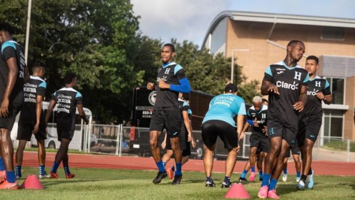 La Selección Nacional de Honduras realizó su último entrenamiento en Houston y este martes se trasladó a Phoenix donde enfrentará el jueves a Qatar.