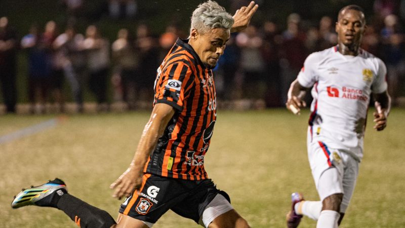 El delantero Edwin Solany Solano anotó dos de los tres goles del Olimpia sobre el Águila.