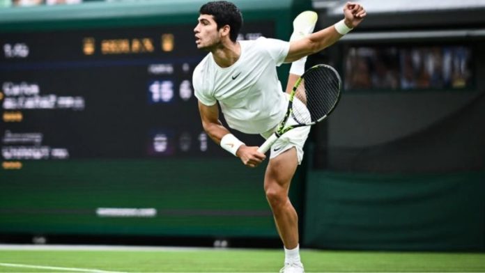 El español Carlos Alcaraz comenzó con pie derecho en Wimbledon al derrotar al francés Jeremy Chardy.