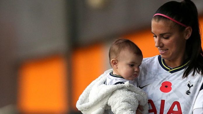 La delantera de los Estados Unidos, Alex Morgan, decidió llevar a su pequeña hija al Mundial.