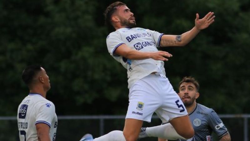 El delantero argentino Agustín Auzmendi no tuvo ocasiones claras en el amistoso frente a Comunicaciones.