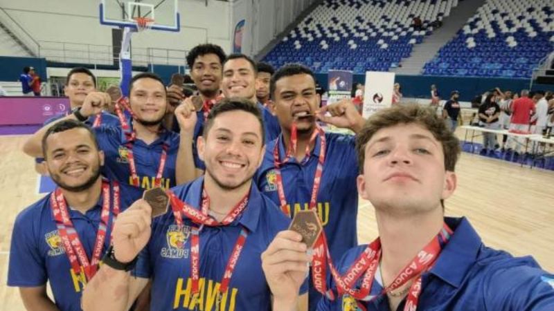 Los jóvenes del equipo de baloncesto de la UNAH muestran con orgullo la medalla de bronce.