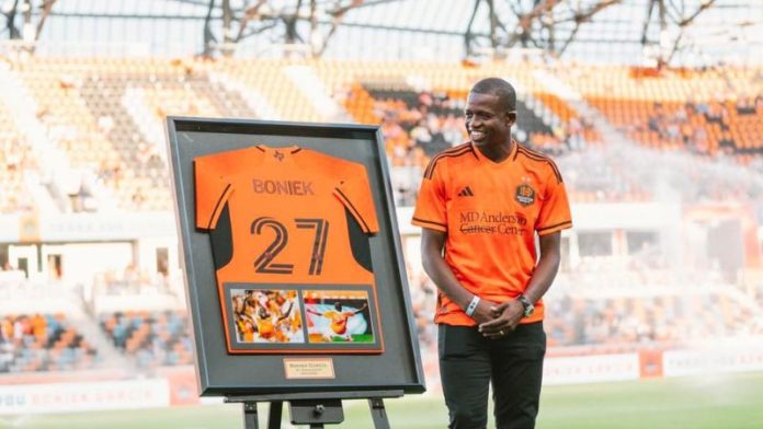 El ex mediocampista Óscar Boniek García fue homenajeado este sábado por su ex equipo en la MLS el Houston Dynamo.