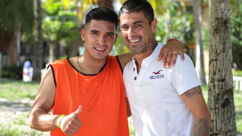 Michaell Chirinos comparte una instantánea con el ex delantero Ramiro Bruschi.