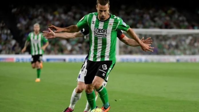 Sergio Canales conduce el balón perseguido por un rival durante el partido liguero entre el Betis y la Real Sociedad.