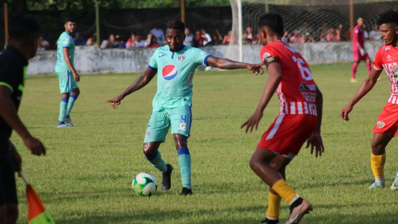 El carrilero izquierdo, Carlos Mejía, cuenta con la confianza del técnico Ninrod Medina.